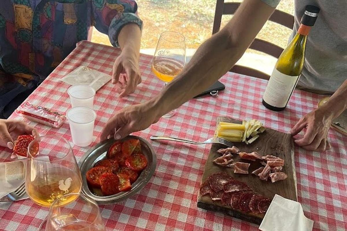o persoană care pregătește mâncare pe o masă cu o farfurie cu căpșuni