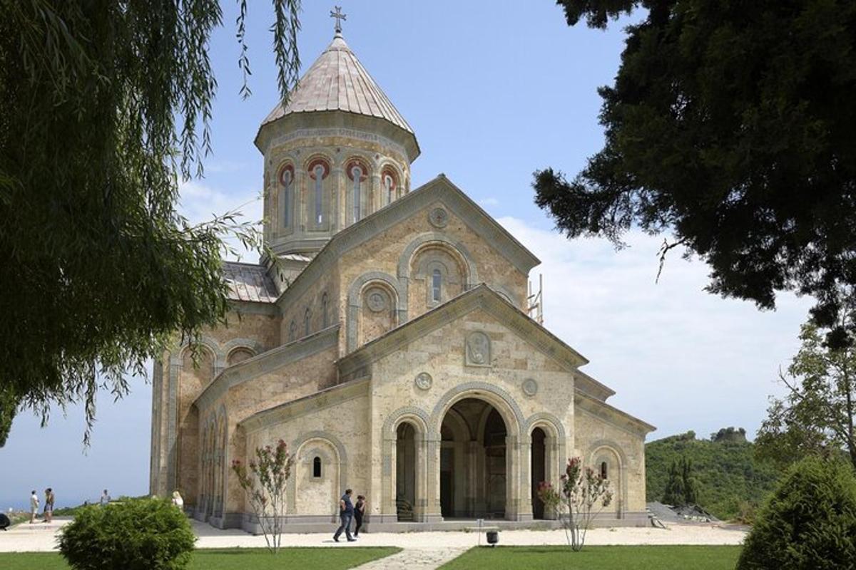 μια παλιά εκκλησία με έναν πύργο στην κορυφή της