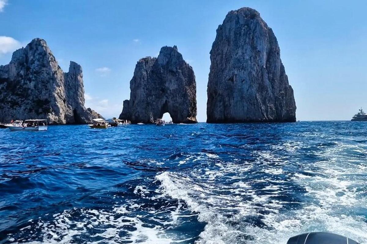 μια βάρκα στον ωκεανό με βράχους στο νερό