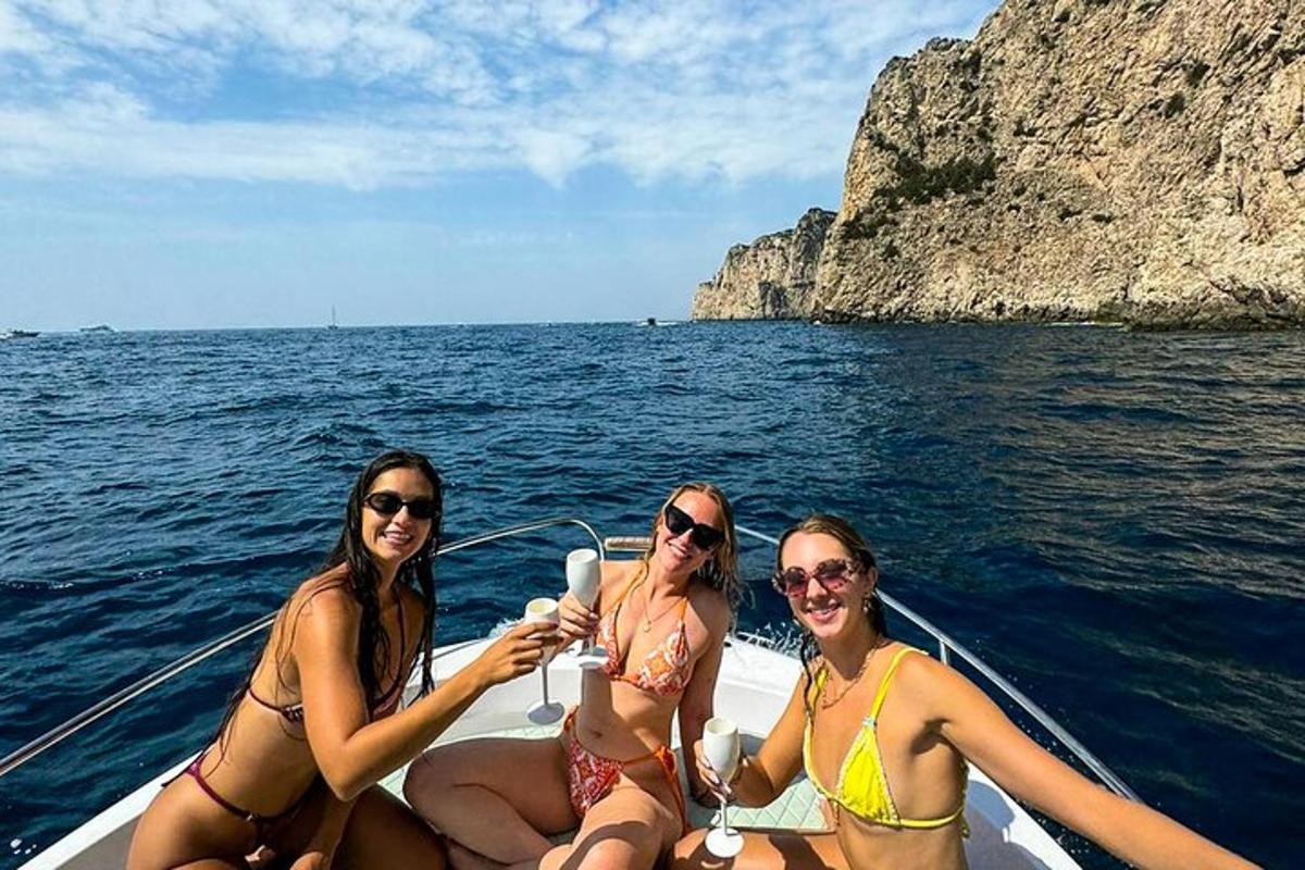 Τρεις γυναίκες με μαγιό σε μια βάρκα στο νερό