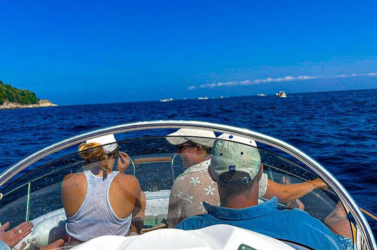 un gruppo di persone su una barca in acqua