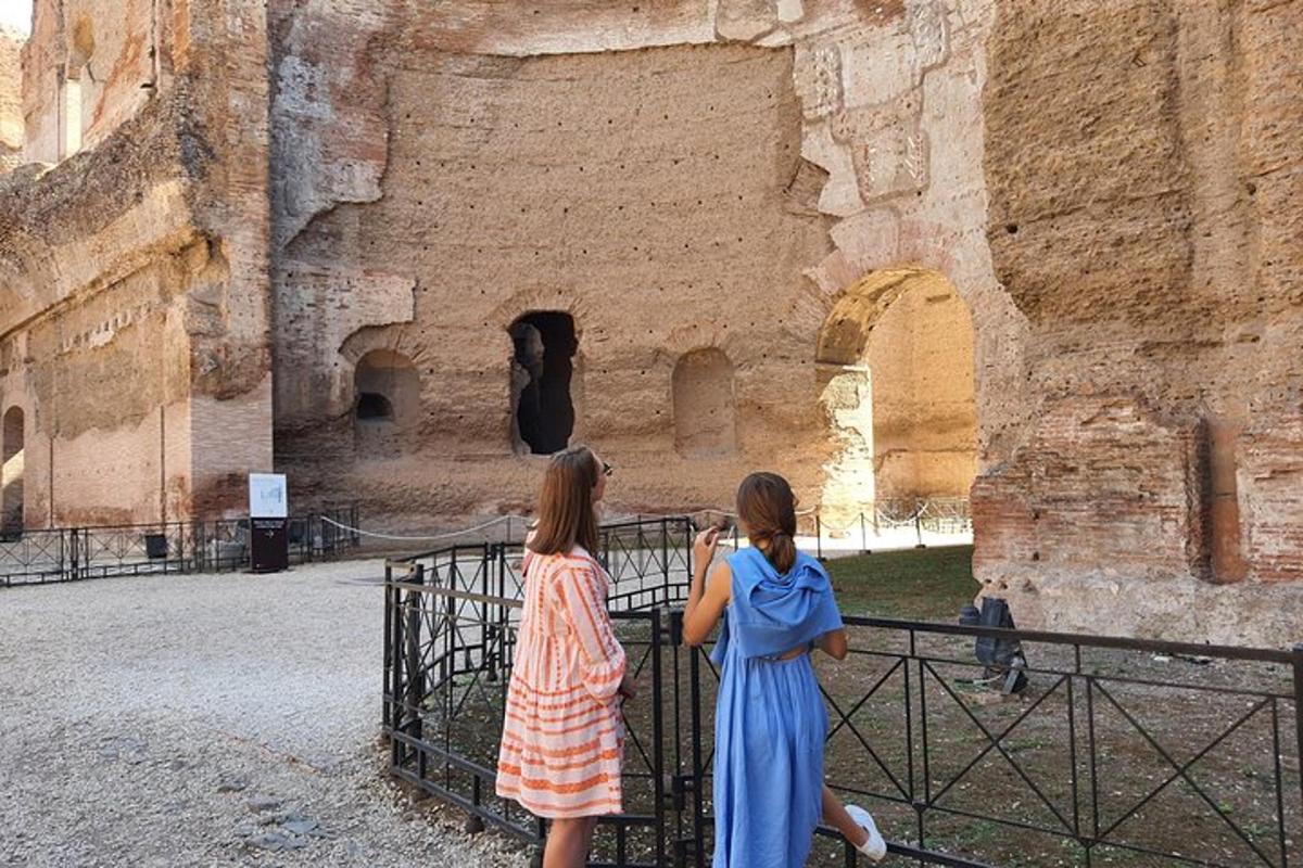 dues noies miren les ruïnes d'un edifici