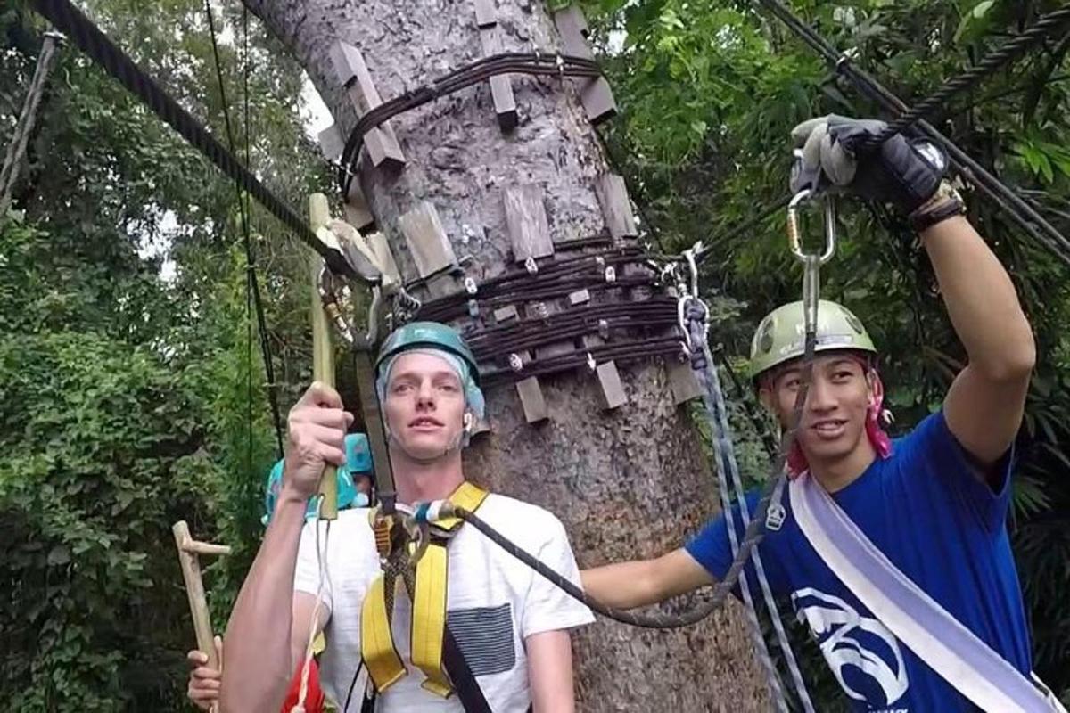 due uomini su una teleferica nella giungla