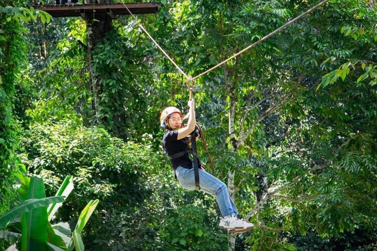 una persona che si dondola su una teleferica nella giungla