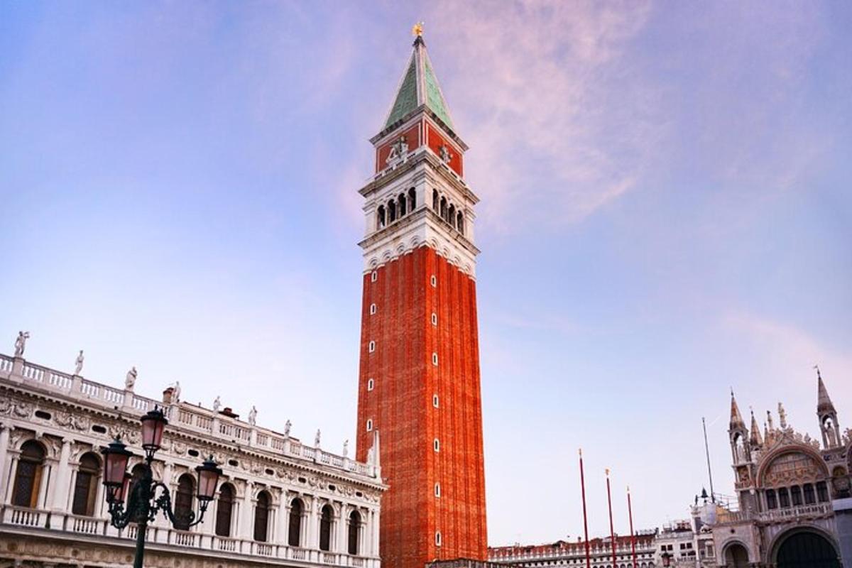 menara tinggi dengan jam di atas bangunan