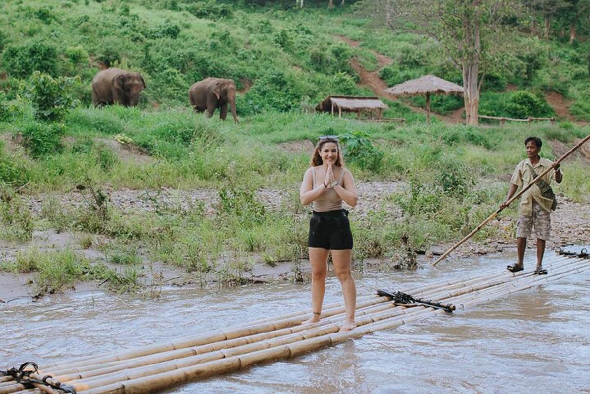 una mujer parada en una balsa en el agua