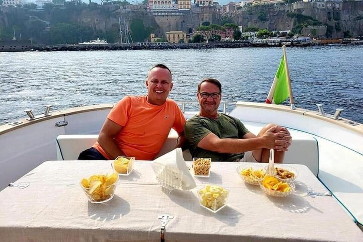 deux hommes assis à une table sur un bateau