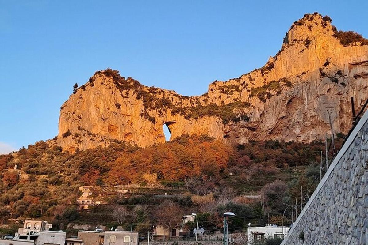 sebuah gunung besar dengan kota di depannya