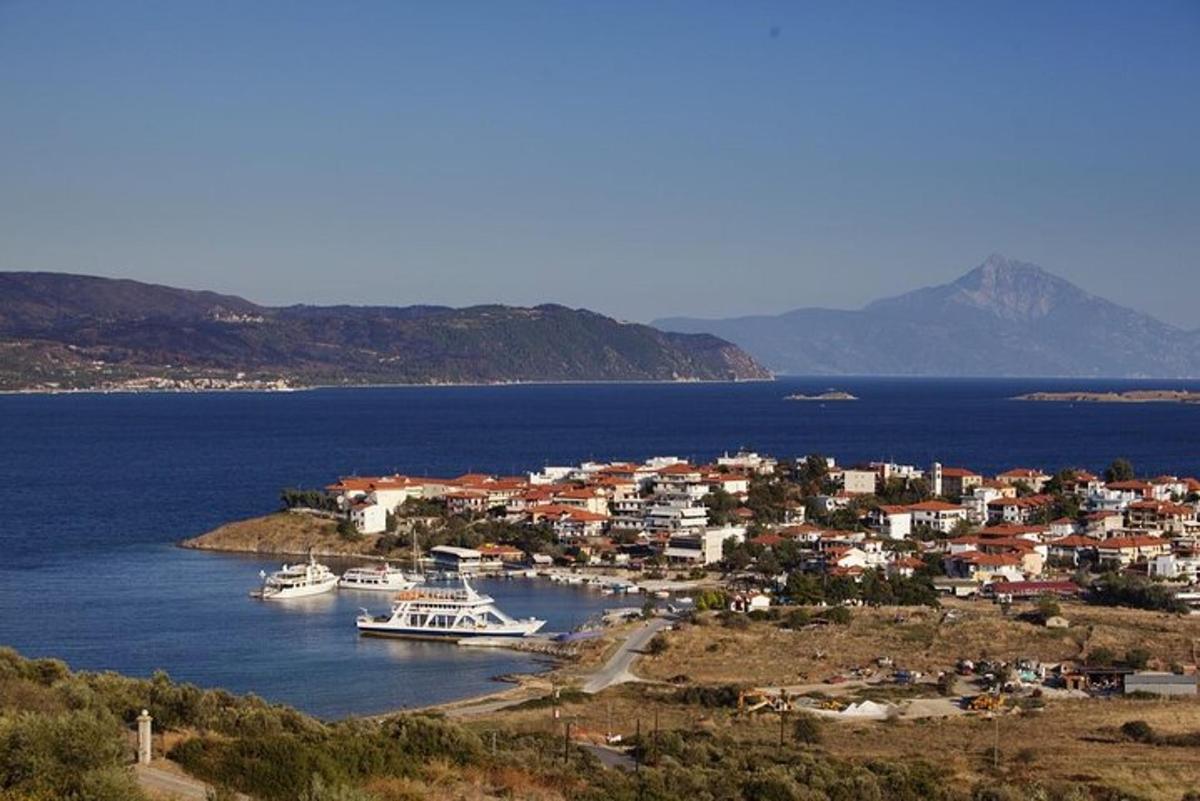 μια ομάδα σκαφών είναι αγκυροβολημένη σε ένα λιμάνι