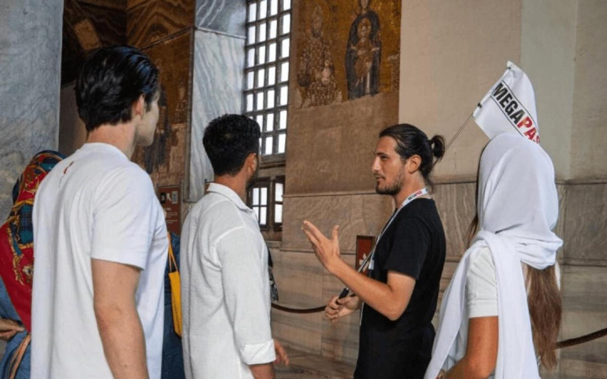 egy csoport férfi áll egy pap körül egy templomban