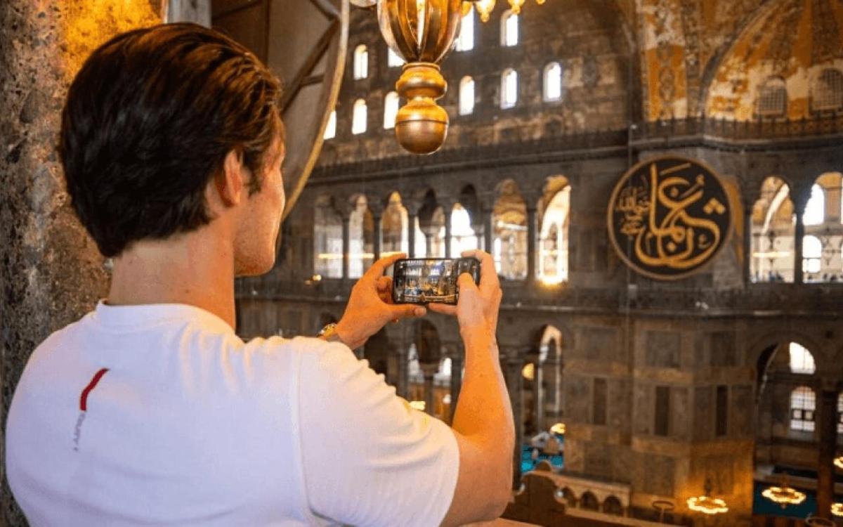 un bărbat care fotografiază o clădire