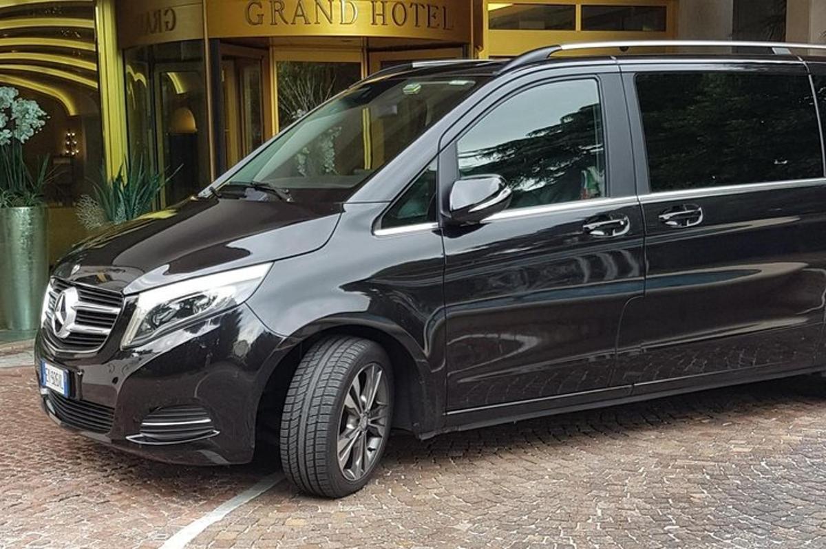 en sort varevogn parkeret foran en bygning