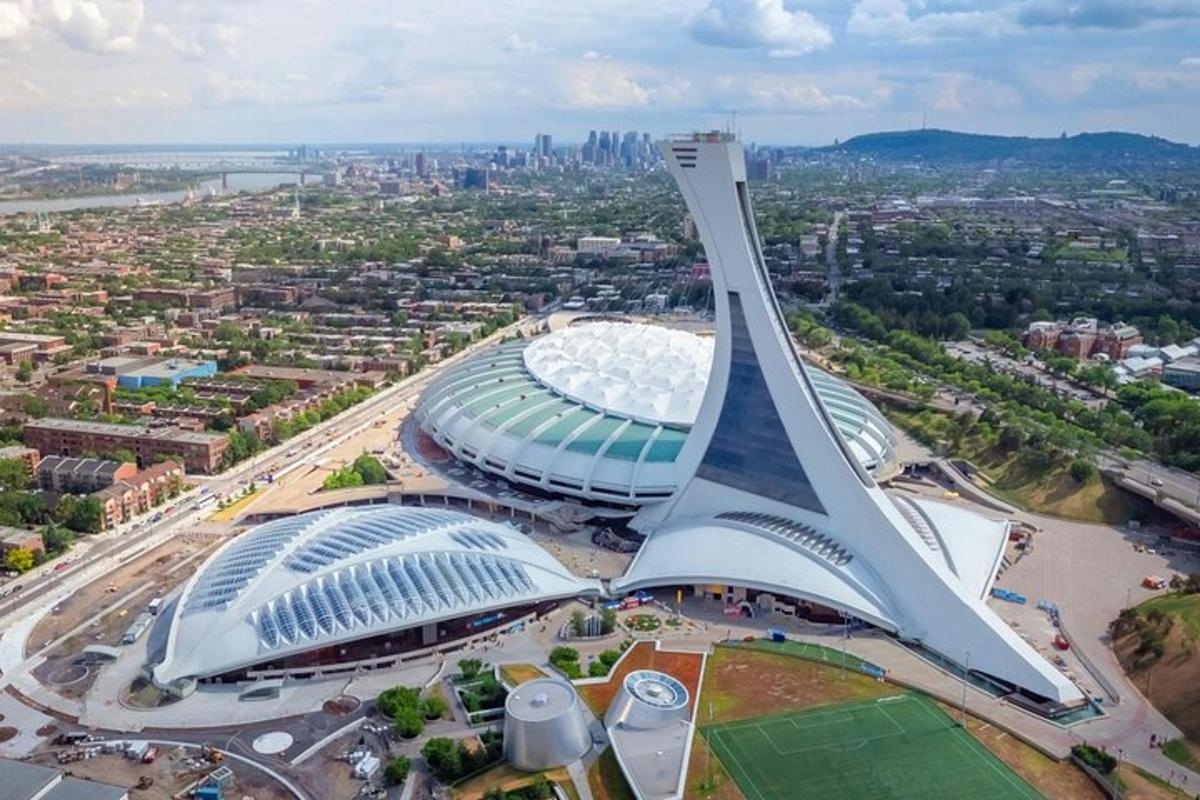 带有体育场的建筑的鸟瞰图