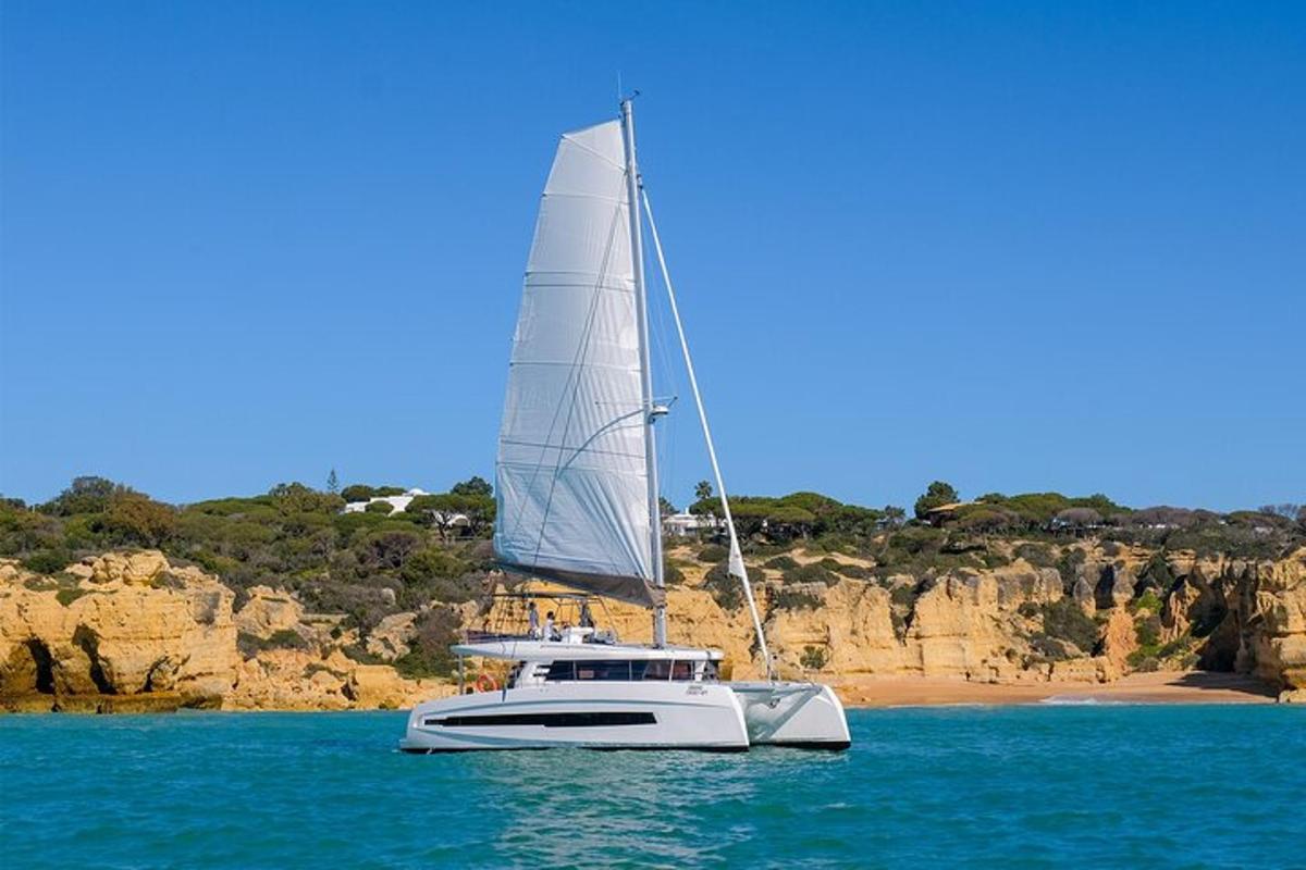 un barco blanco con una vela en el agua