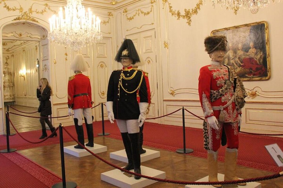 tři figuríny v uniformách v místnosti