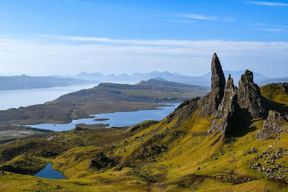 una formación rocosa en una montaña con un lago