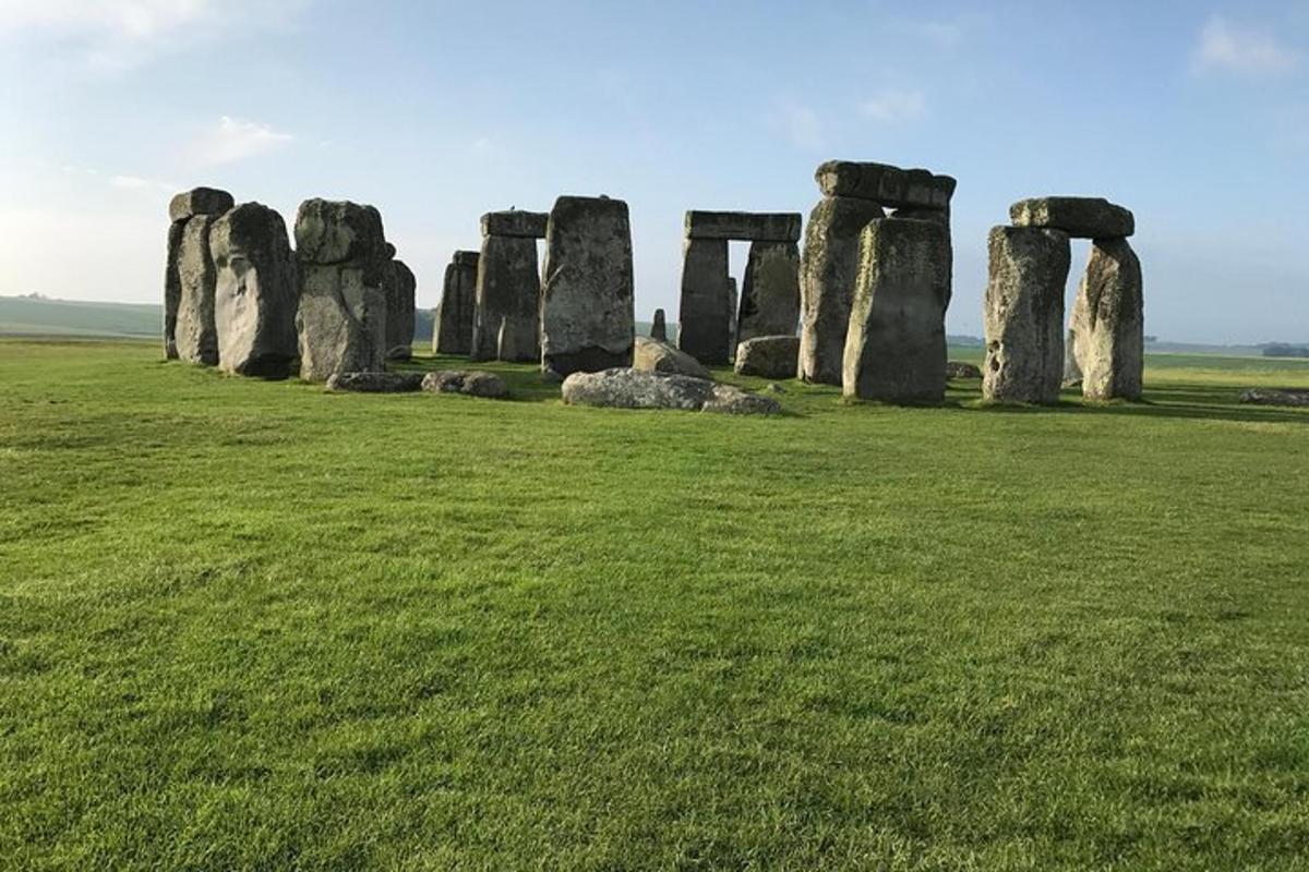 skupina kamenů Stonehenge na poli
