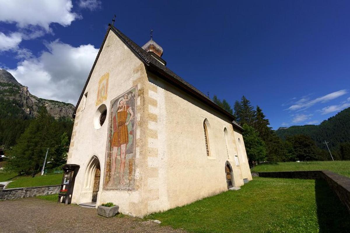 kostol s maľbou na boku