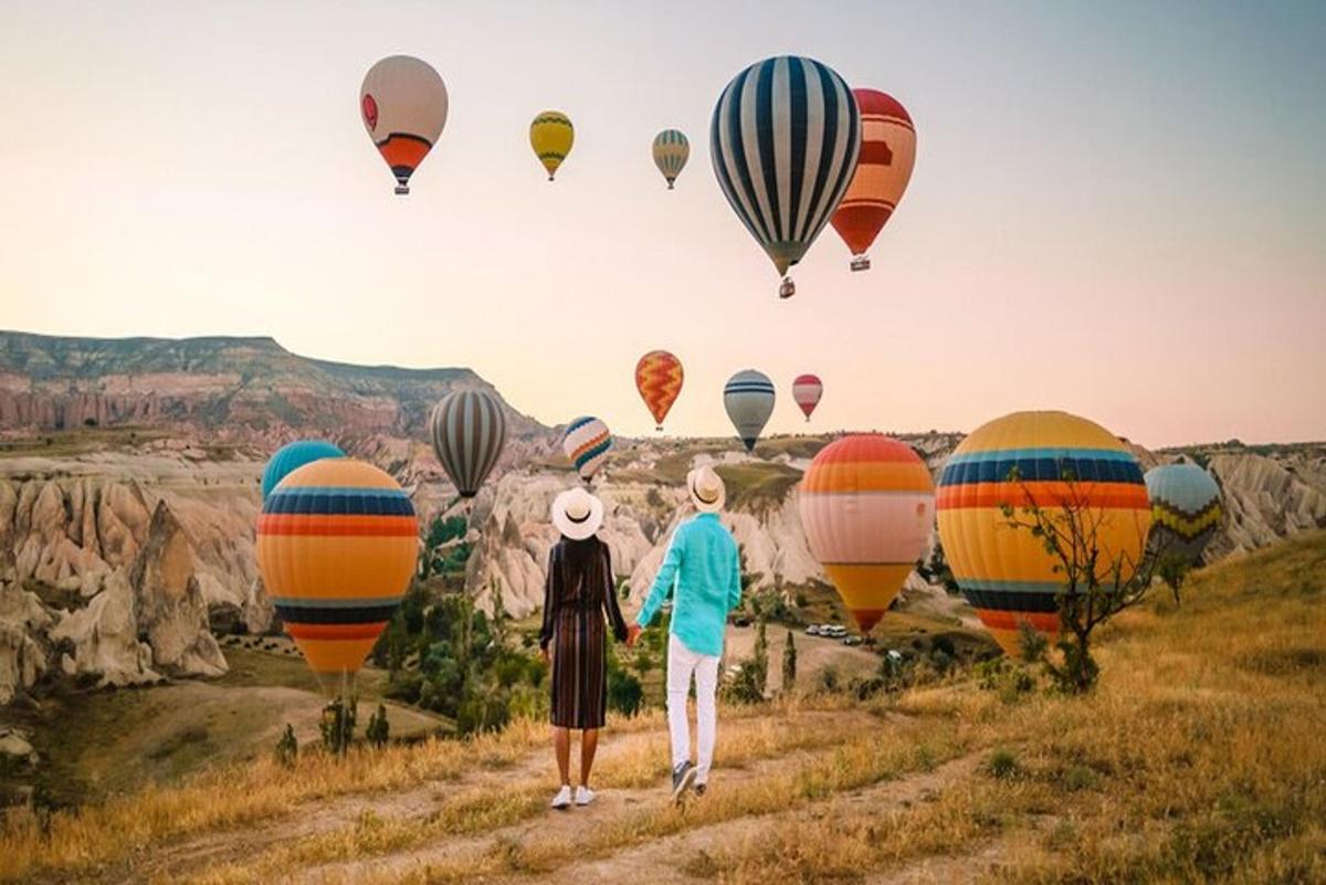 hai người đang nhìn lên khinh khí cầu