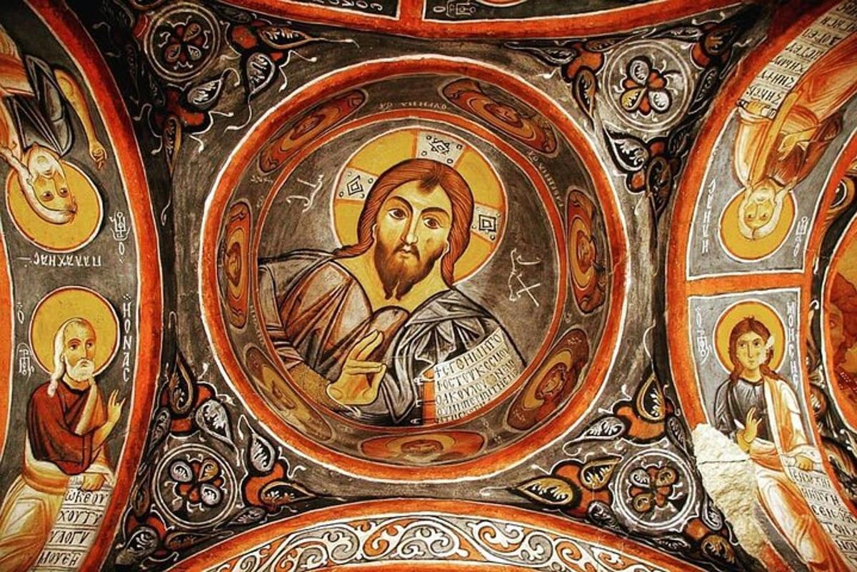 un soffitto con un dipinto di un papa