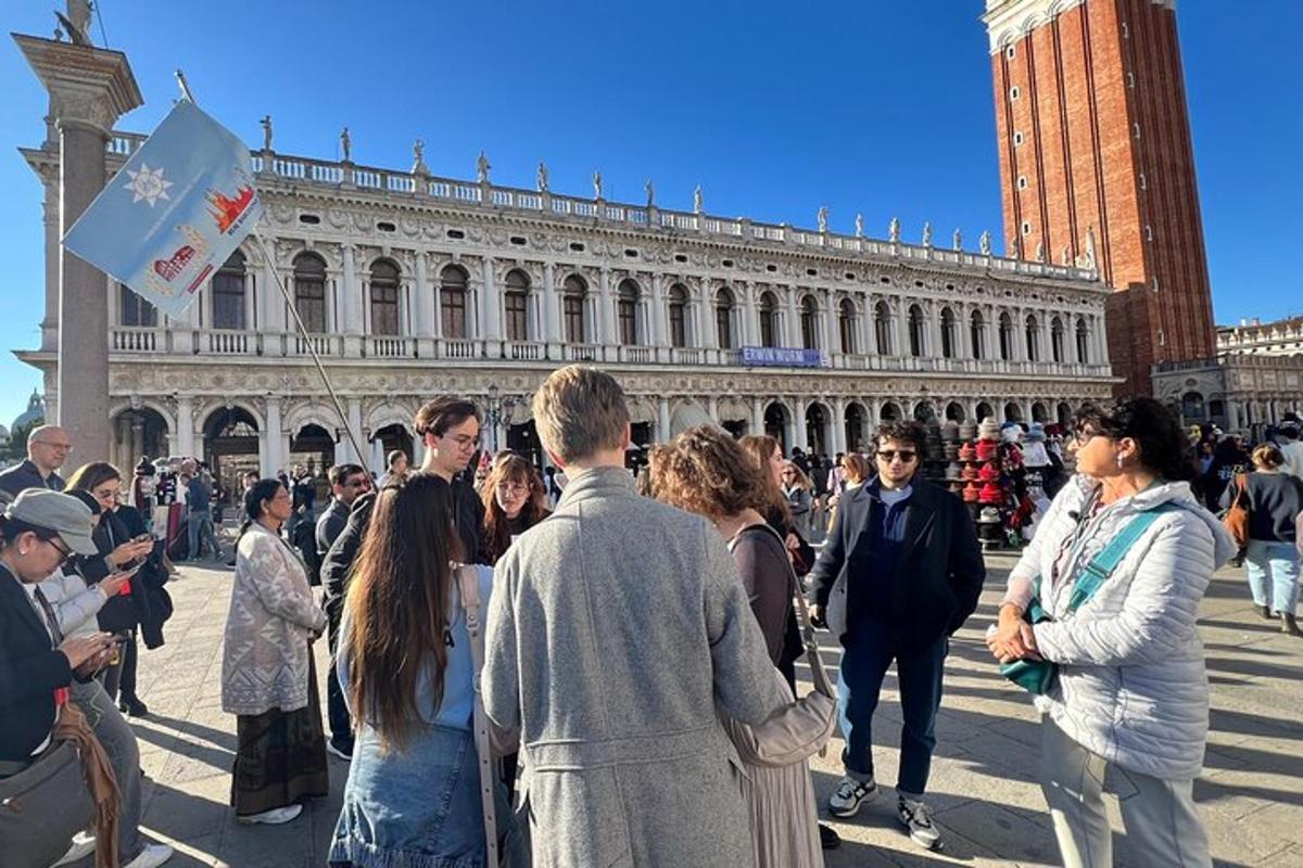 una multitud de personas de pie frente a un edificio