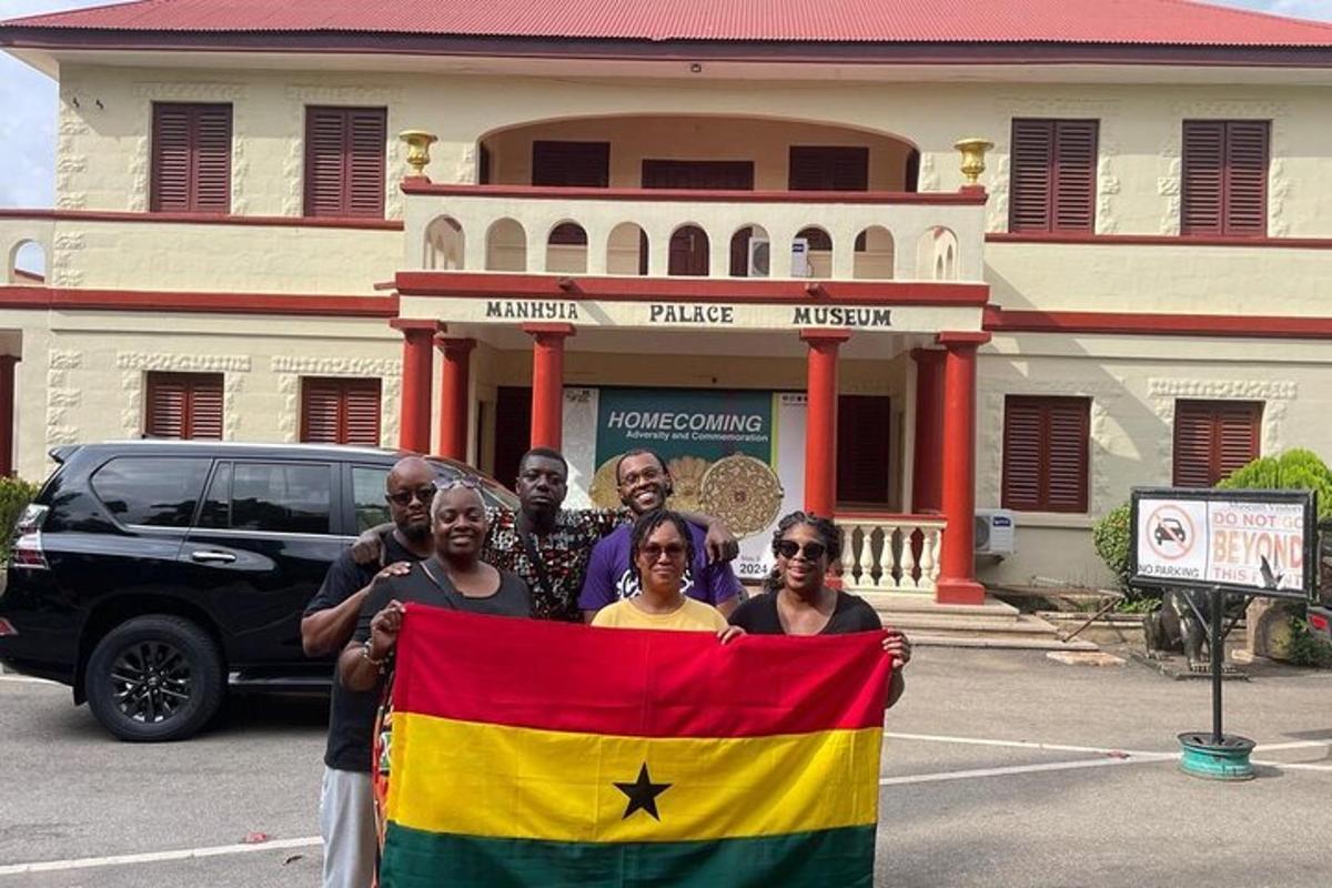 um grupo de pessoas segurando uma bandeira em frente a um prédio