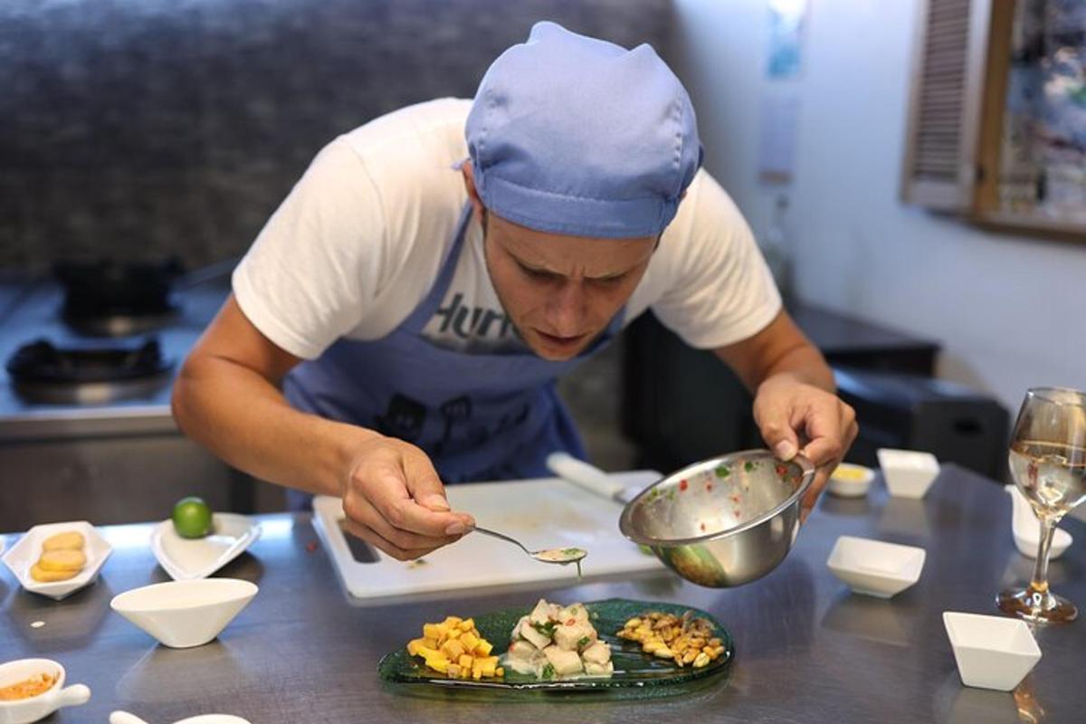 一名男子在厨房准备一盘食物