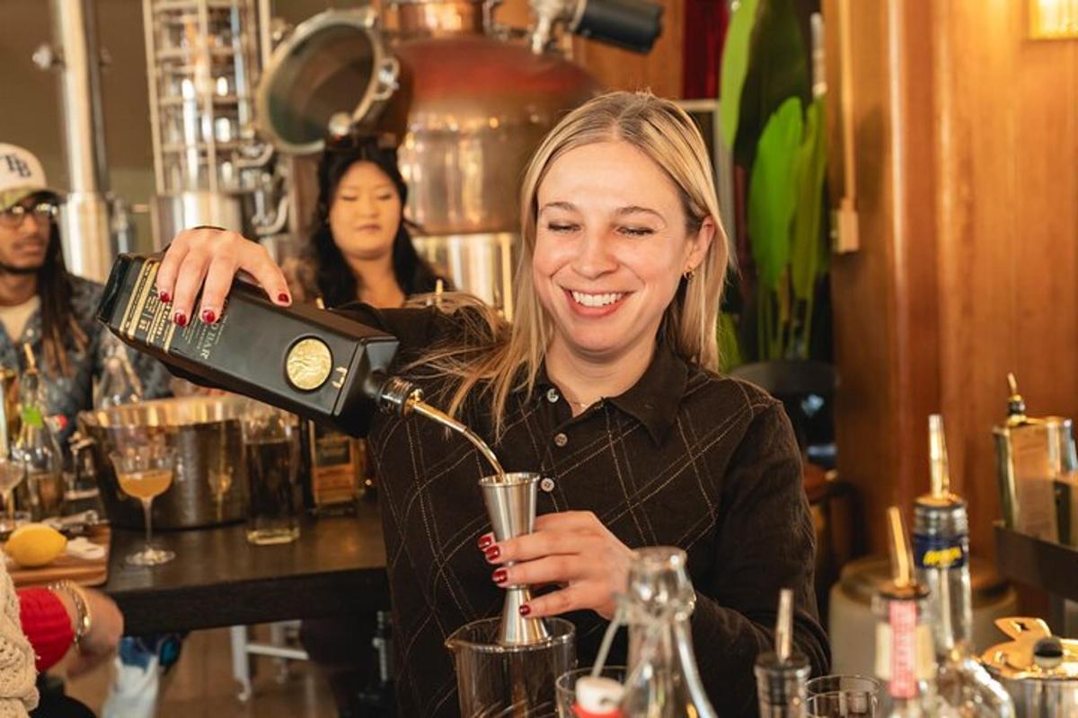 kona er að búa til drykk á bar