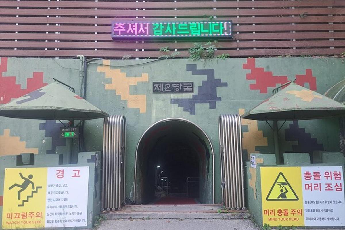 pintu masuk terowongan ke gedung dengan