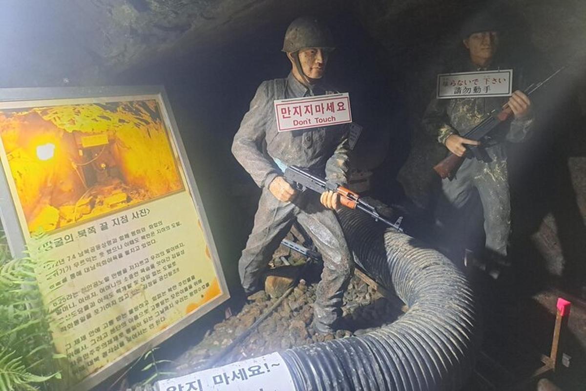 dua patung tentara dengan tanda di dada mereka