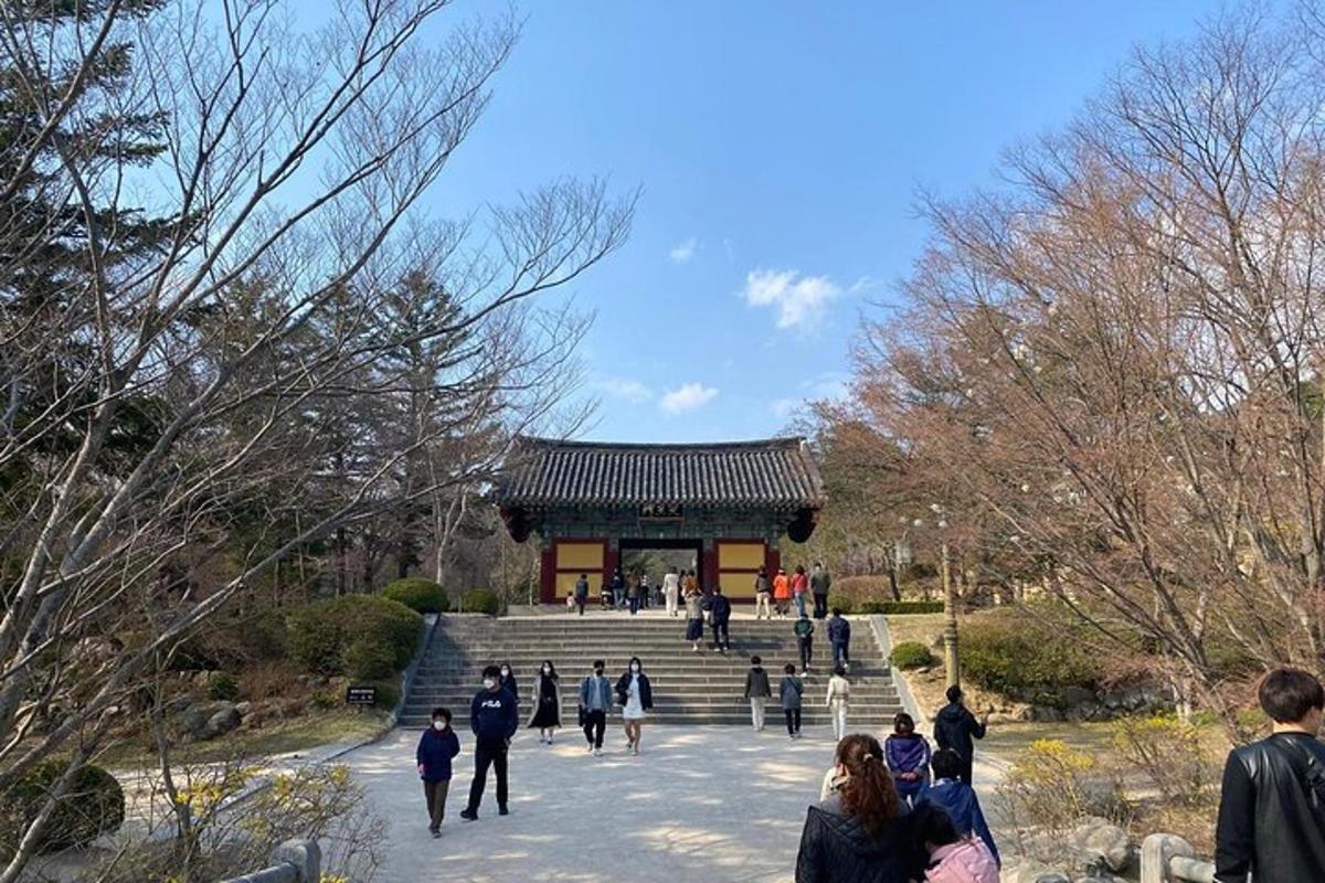 skupina lidí jdoucích před budovou