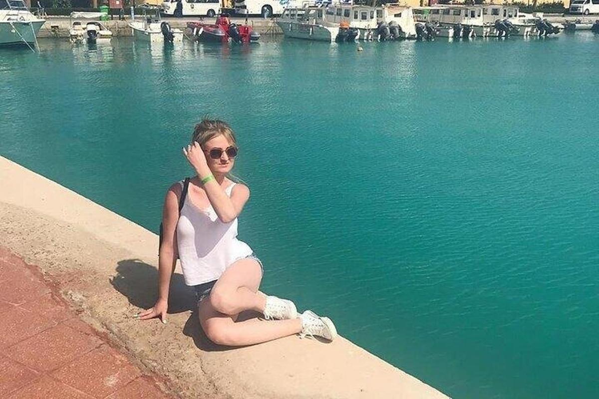 žena sedící na okraji vodní plochy