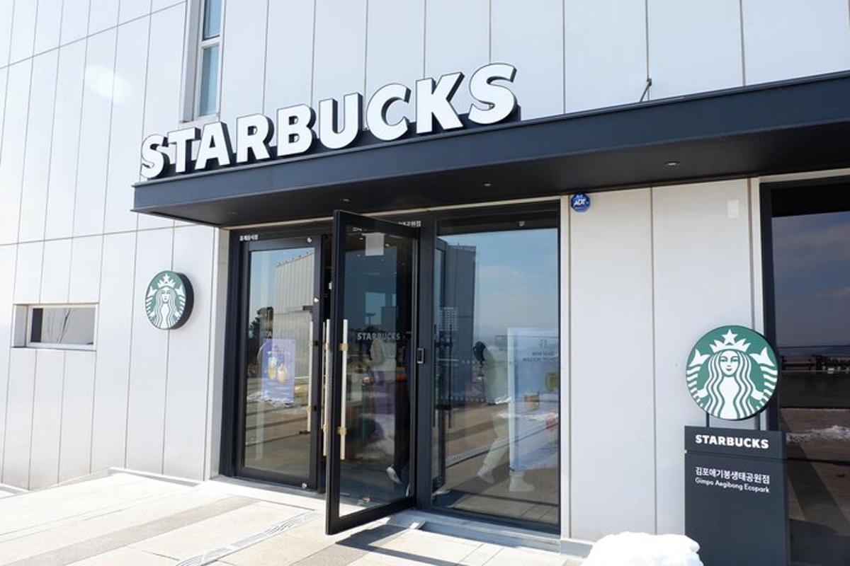 papan tanda starbucks di hadapan bangunan