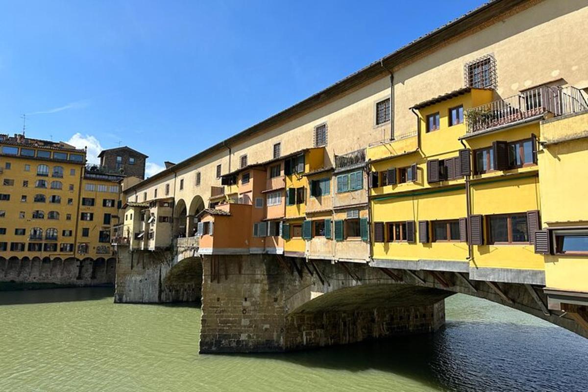 un ponte sopra un fiume con edifici su di esso