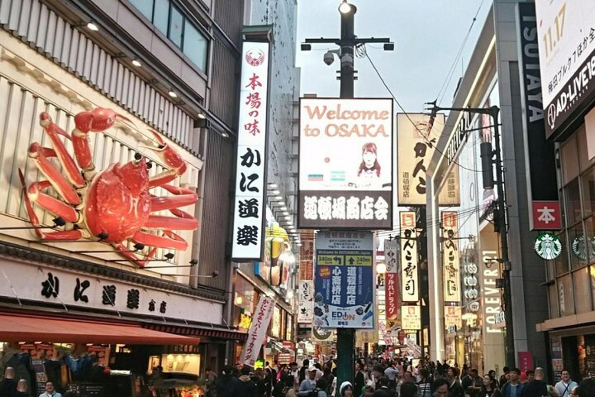 orang ramai berjalan di jalan bandar dengan papan tanda