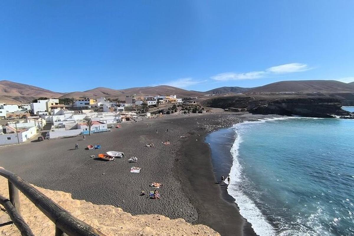 plaža z ljudmi, ki ležijo na pesku in vodi