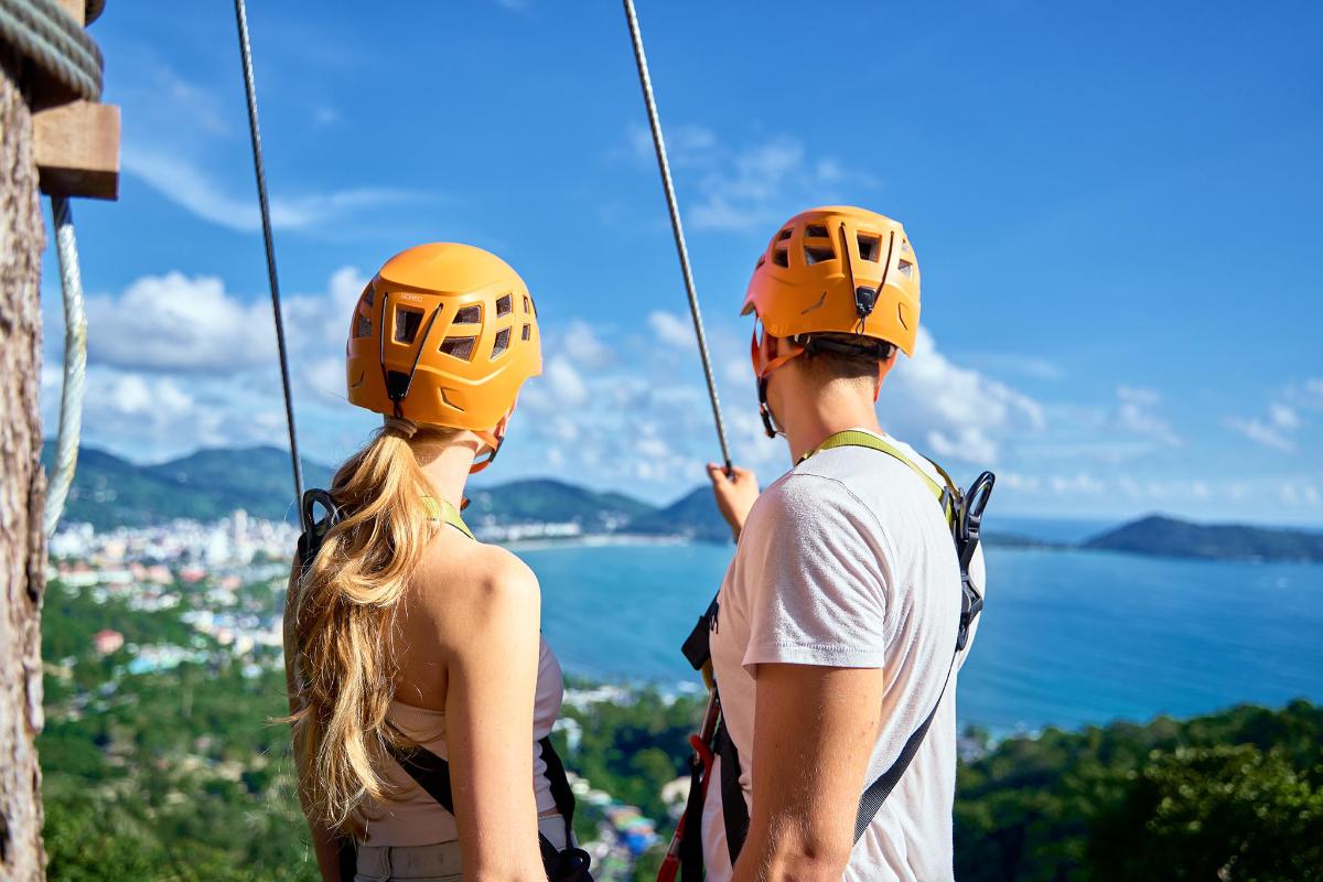 một người đàn ông và một người phụ nữ đứng trên đường trượt zipline