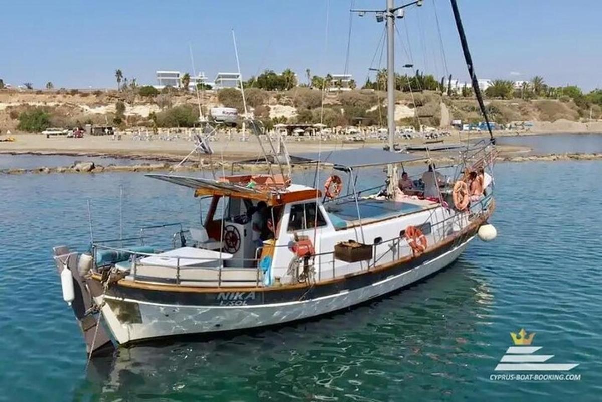 una barca che galleggia nell'acqua vicino a una spiaggia