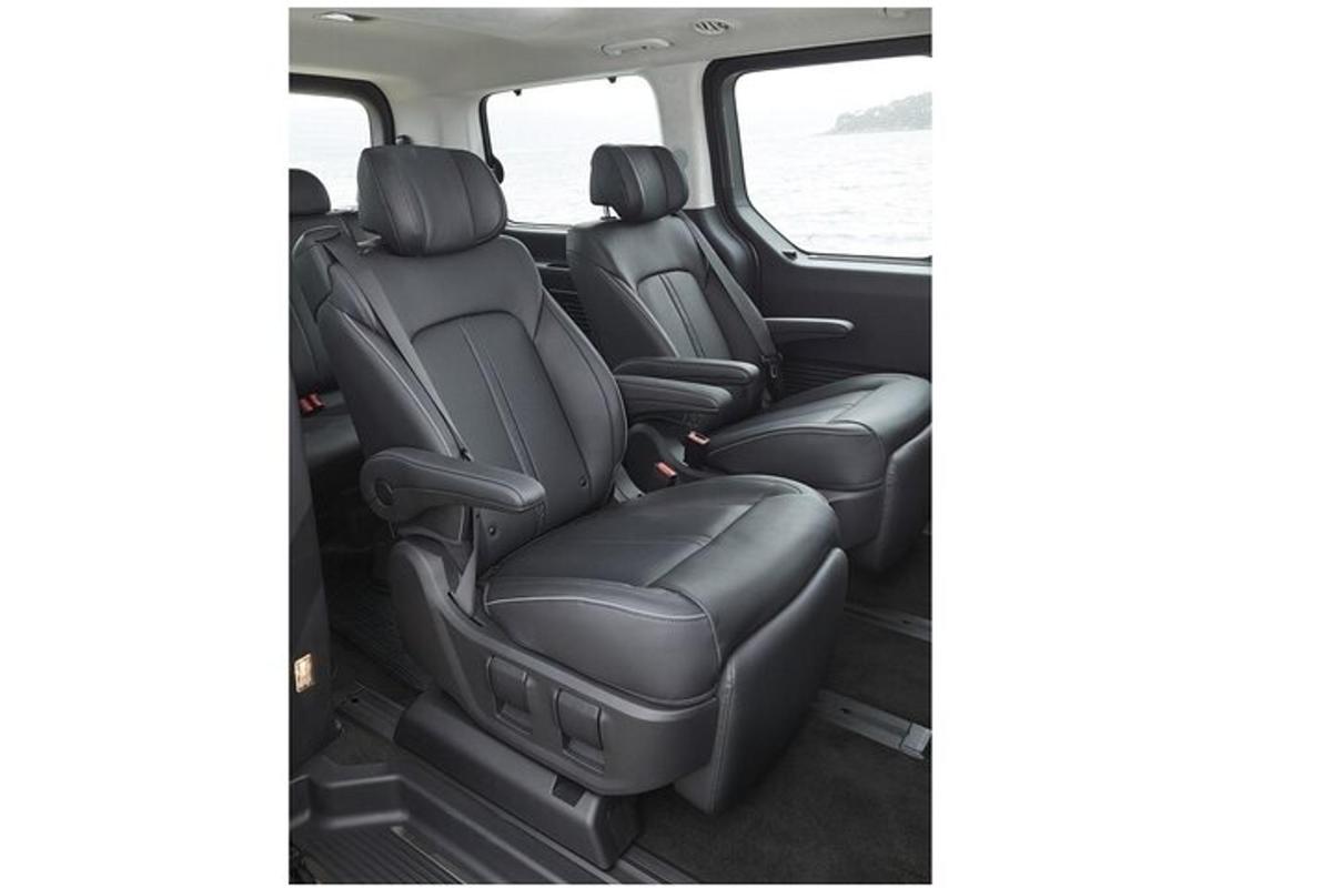 et bilde av baksetene i en Toyota Fortuner varebil