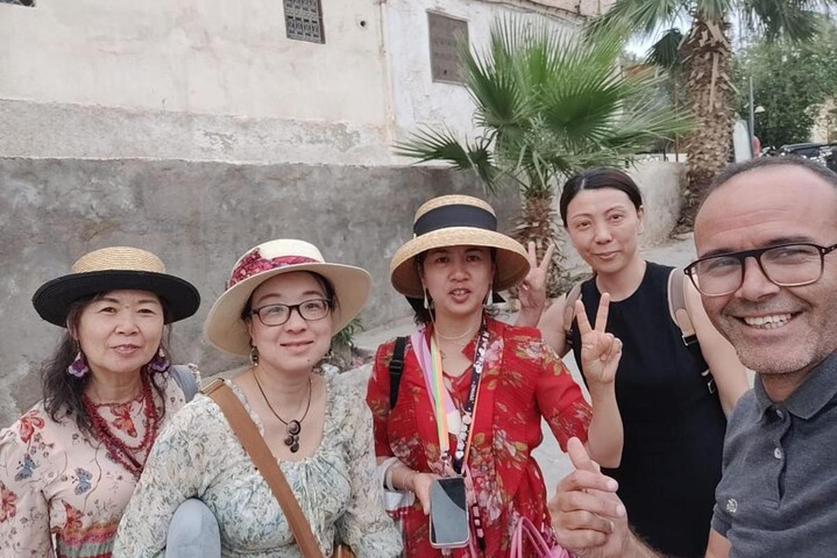 un grup de persones amb barrets posant per a una foto
