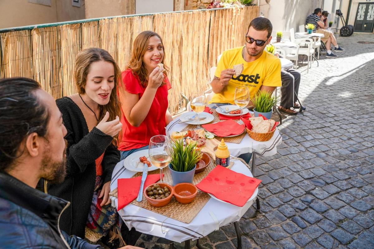 eine Gruppe von Menschen sitzt um einen Tisch herum und isst