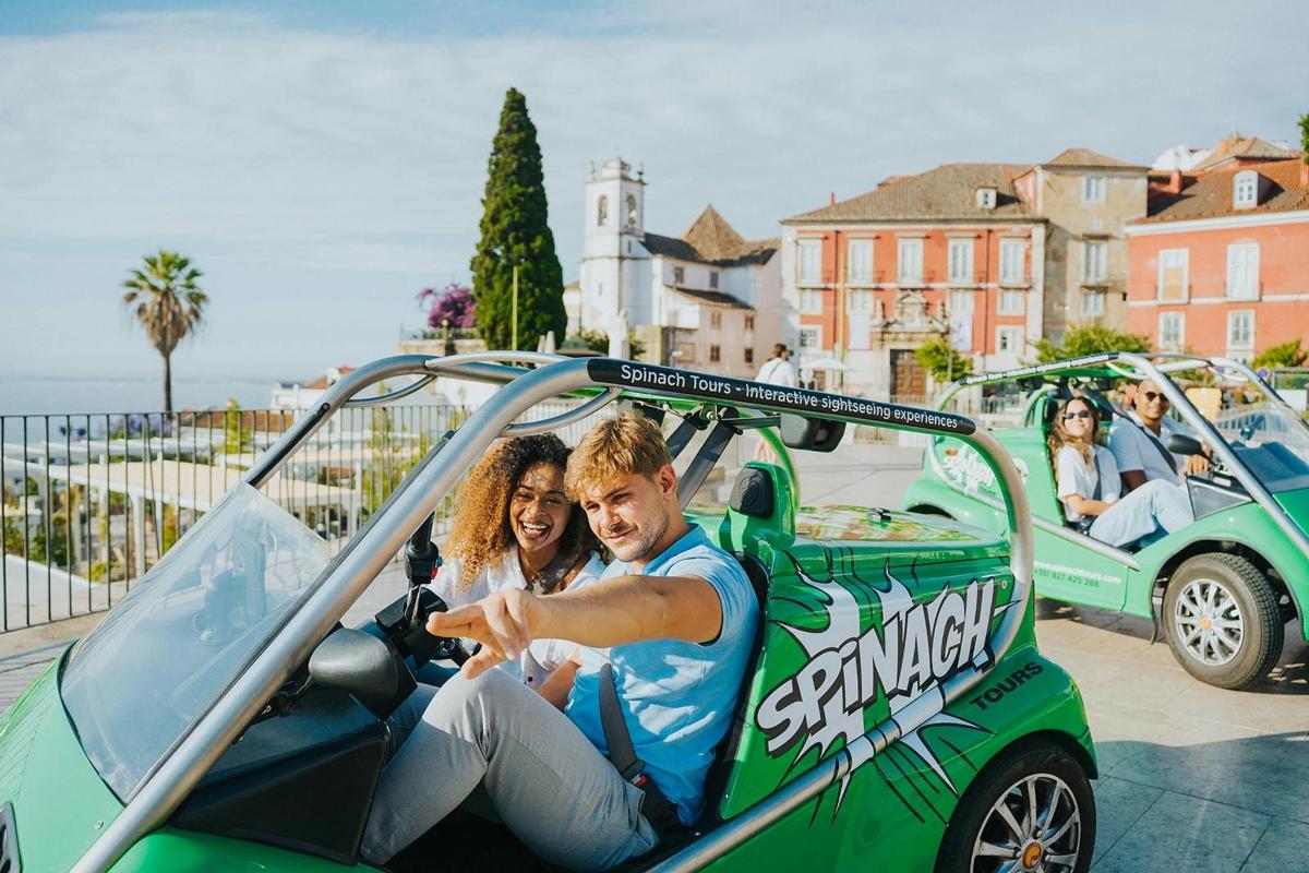 un home i una dona asseguts en un carret de golf