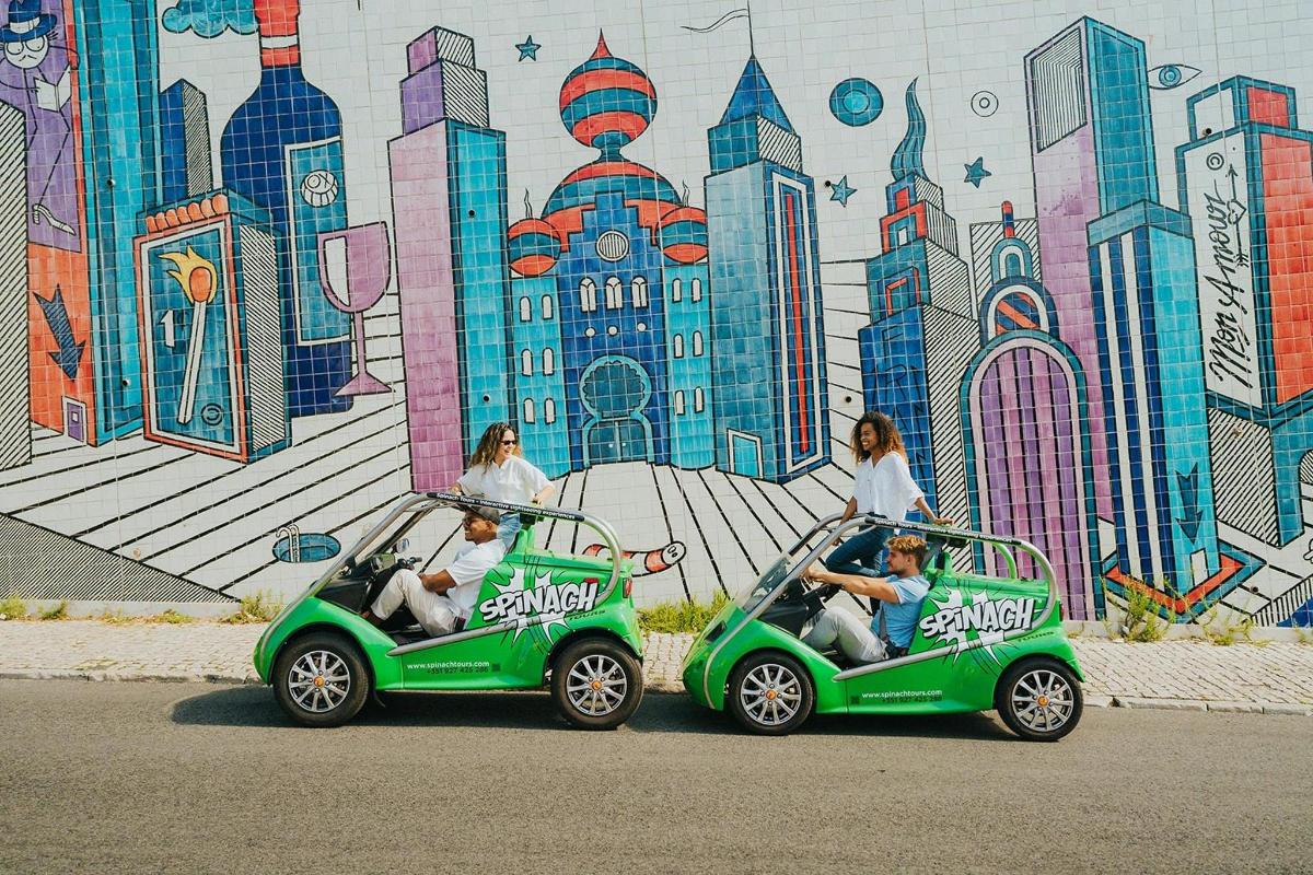 due persone che guidano golf cart lungo una strada