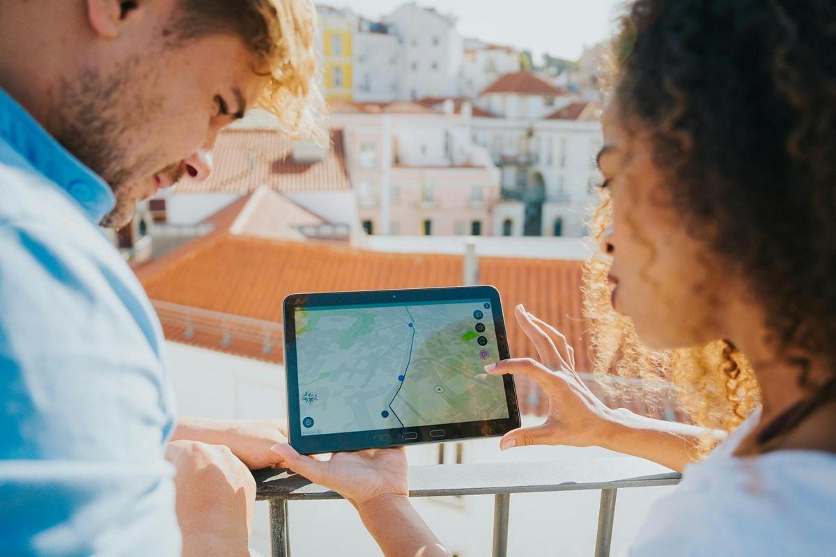 un uomo e una donna che guardano un tablet