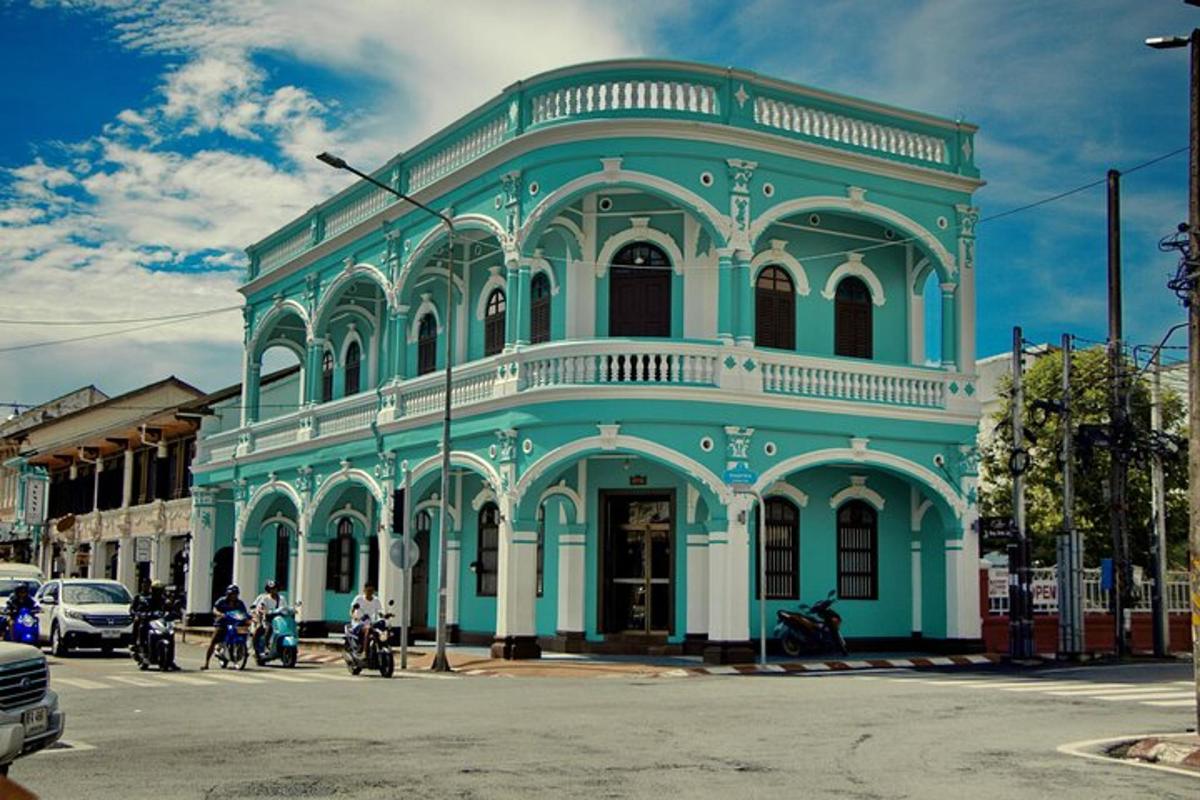 bangunan biru dan putih di jalan bandar
