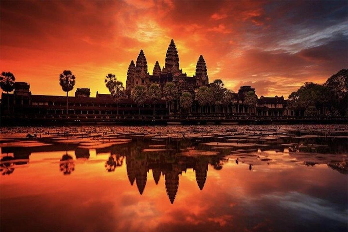 matahari terbenam di atas kuil dengan pantulannya di dalam air