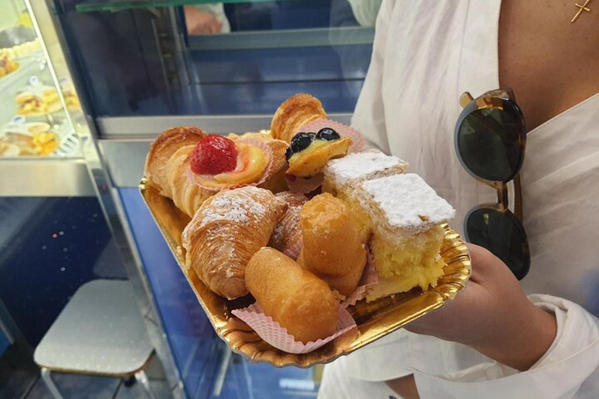 oseba drži pladenj s pecivom