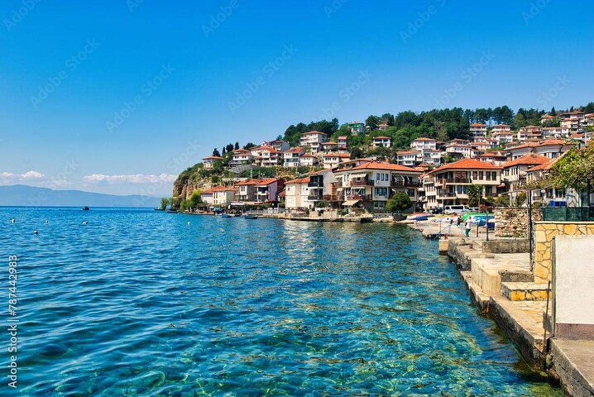 una città sulla riva di uno specchio d'acqua