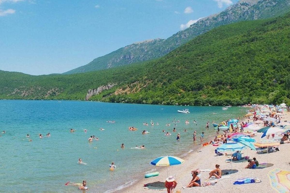 un gruppo di persone su una spiaggia in acqua