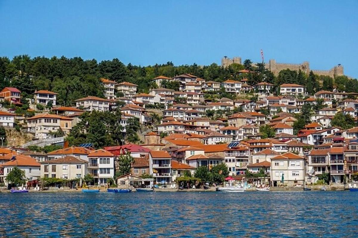 un gruppo di case su una collina vicino all'acqua